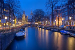 כמה מיליונרים חיים בהולנד?