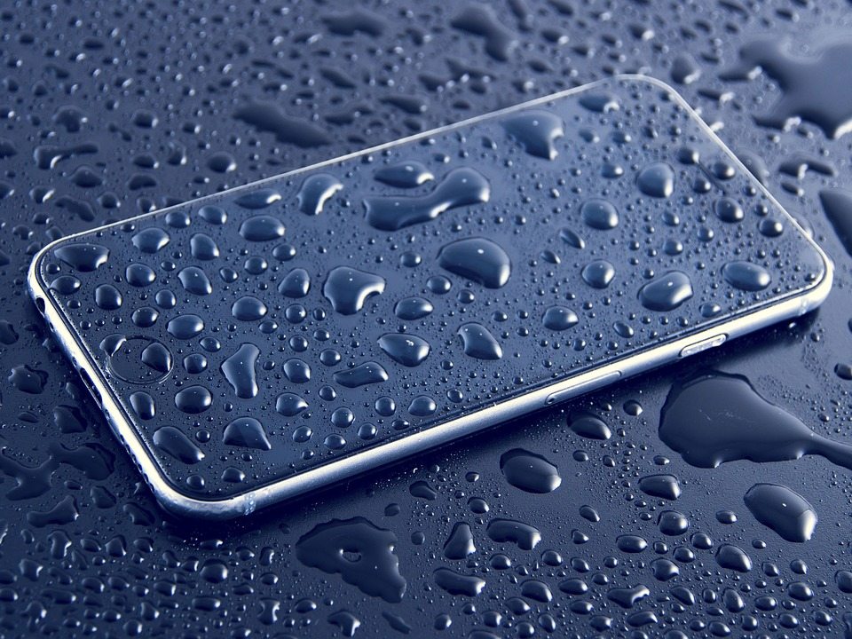 אייפון 8 - אולי עמיד למים?