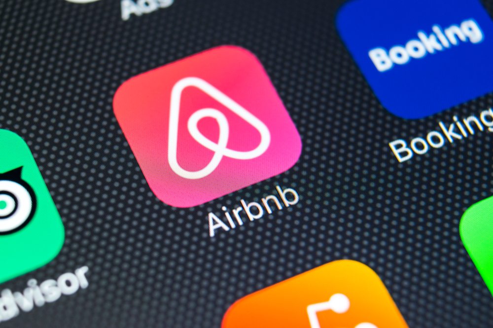 בוקינג מתחרה ב-airbnb?