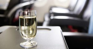 אפשר לשתות אלכוהול במטוס ולא להסתבך