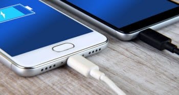 האם טעינת הטלפון רק פוגעת בו?