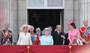 מלכת אנגליה בין משפחות מלוכה