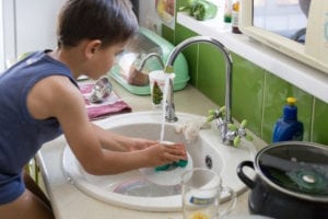 הורים לילדים מוצלחים ששטפו כלים לבד