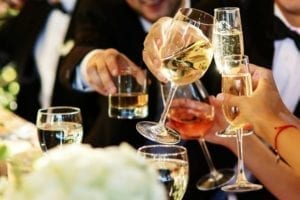 לחסוך בעלויות החתונה - והאלכוהול